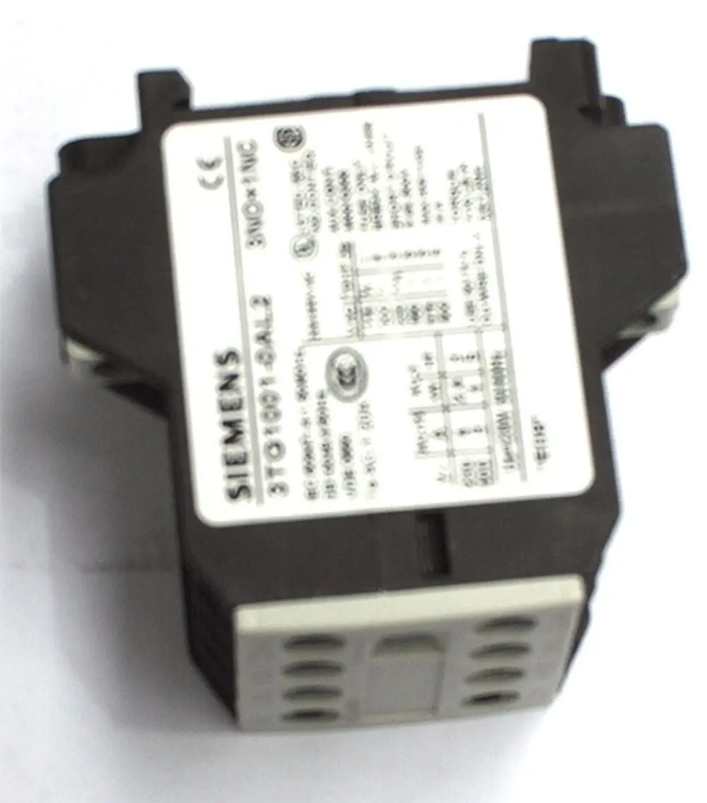 Schaltschütz von Daikin mit einem Gehäuse in Schwarz und Weiß, beschriftet mit technischen Informationen und Anschlussdetails.